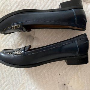 G.H. BASS & CO Sz. 8.5 Bea Navy Penny Loafers